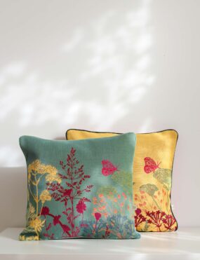 pagalvele, interjero detale, stilinga interjero detale, dovanos ideja, ranku darbo preke,lietuviska preke, belgisko gobeleno pagalve